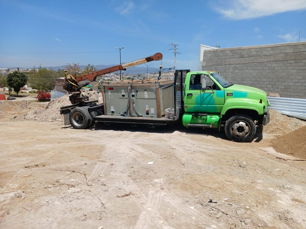 Camión especializado para transporte de maquinaria industrial pesada