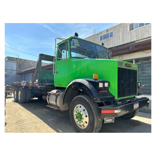 Camión especializado para transporte de maquinaria industrial pesada