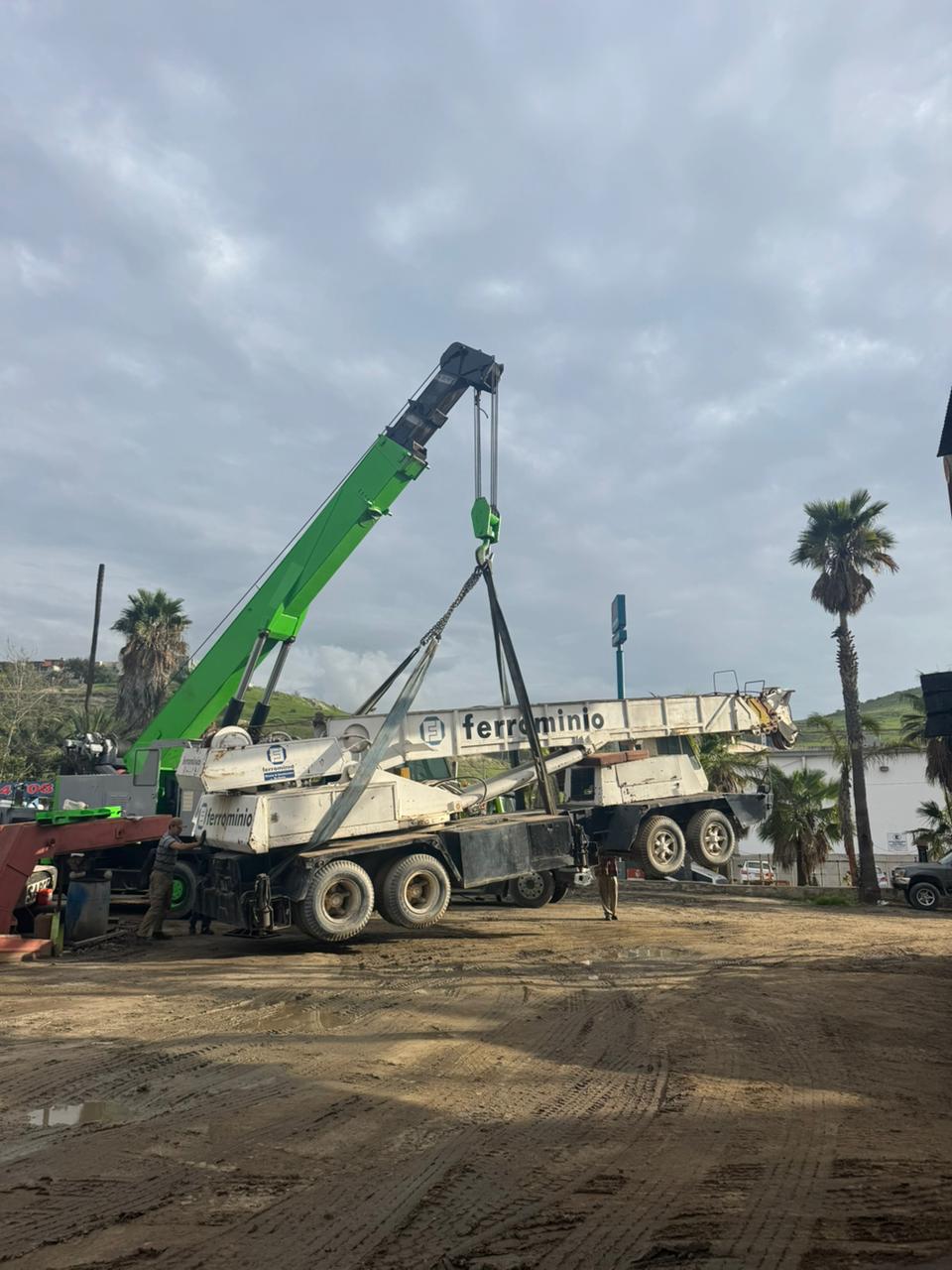 Grúa industrial realizando maniobra de carga de maquinaria pesada