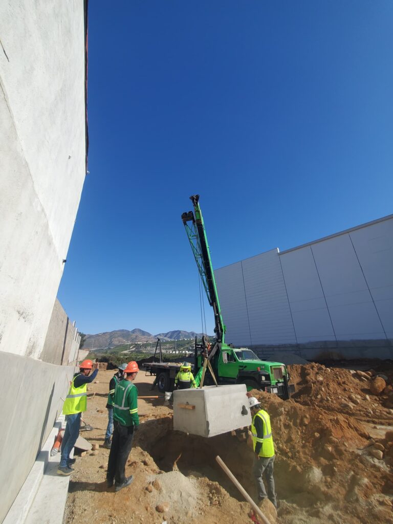Maniobra certificada con grúa industrial en proyecto de construcción