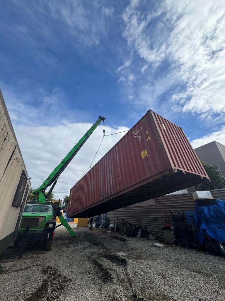 Grúa en Tijuana realizando izaje inmediato de contenedor en sitio