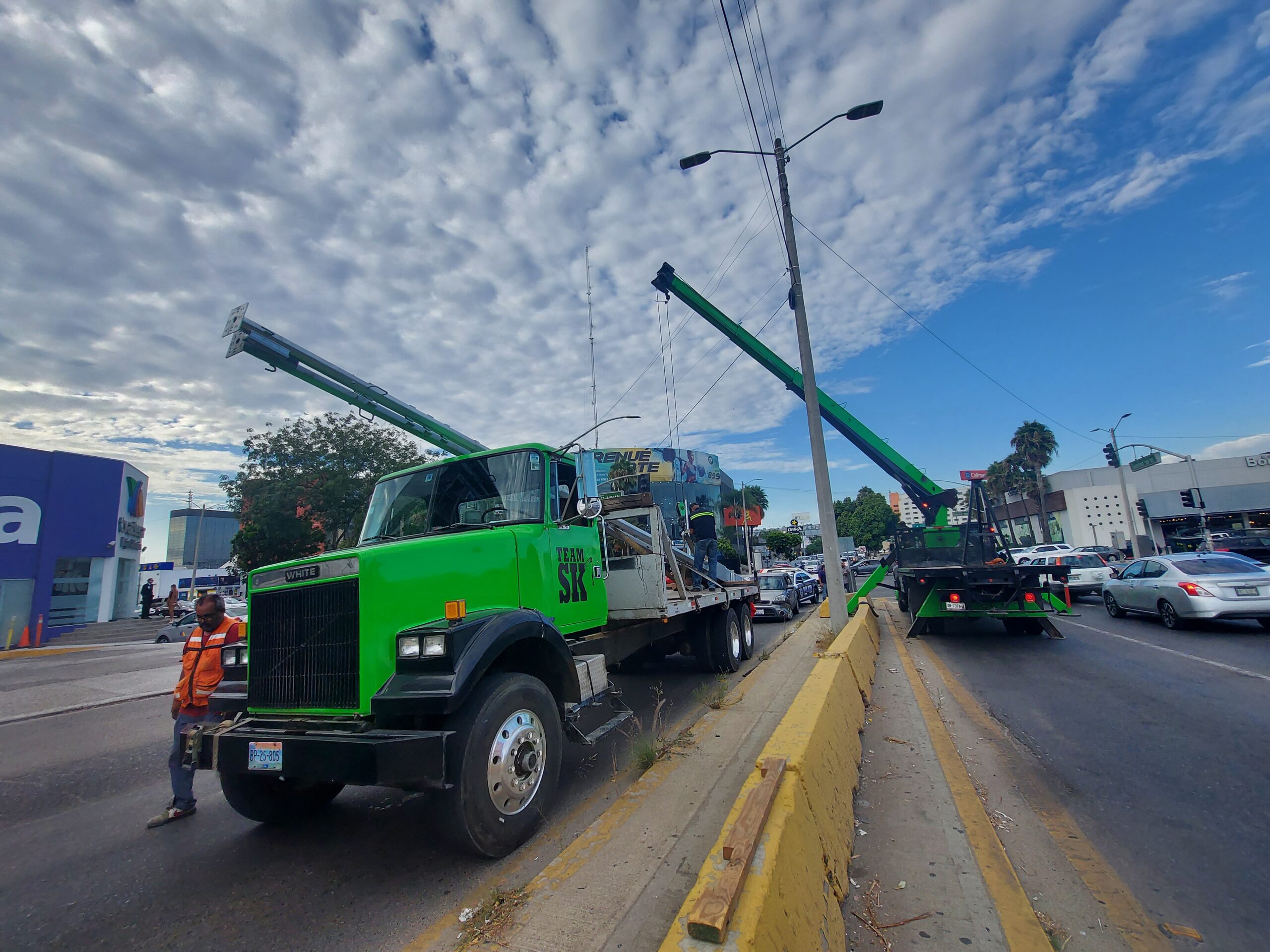 Servicios de grúas en Tijuana realizando maniobras en zona urbana