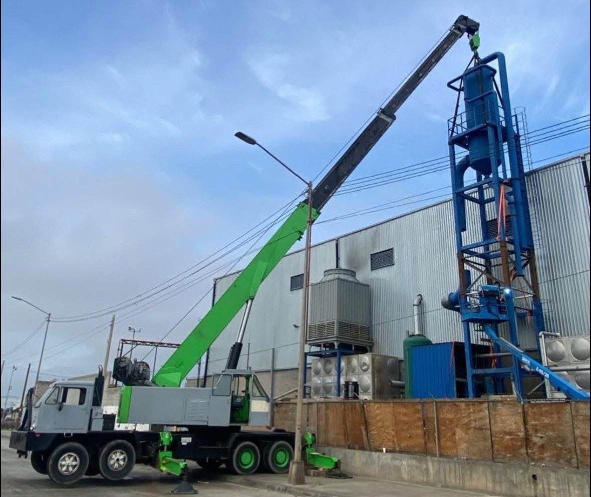 Grúa industrial realizando maniobra en planta industrial en Tijuana