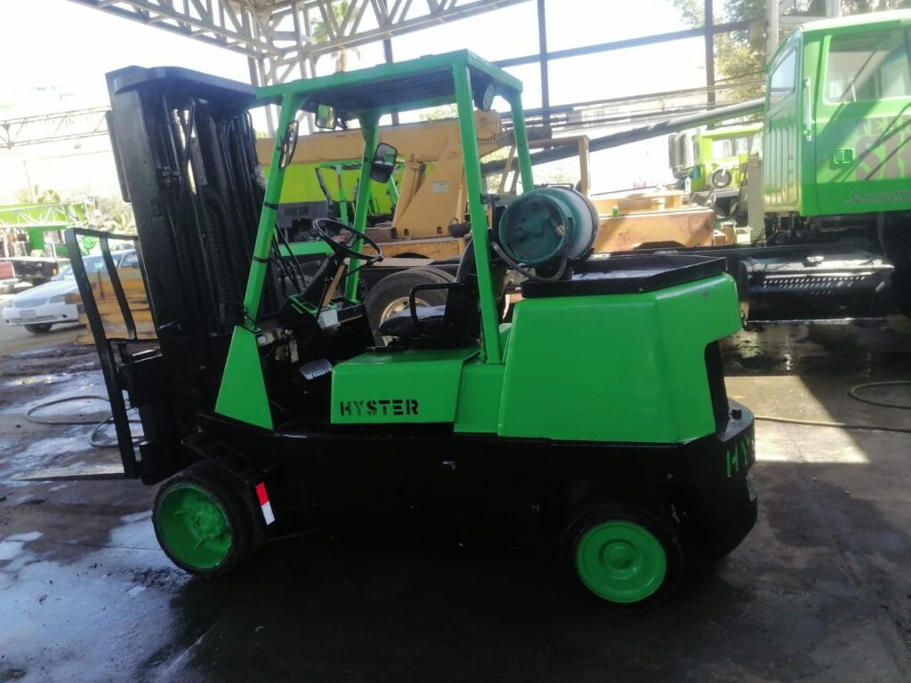 Montacargas industrial apoyando maniobras con grúas en Tijuana