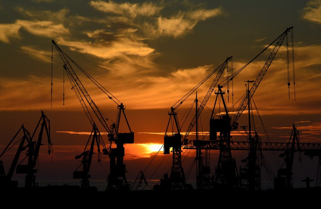Grúas industriales realizando maniobras en obra de infraestructura
